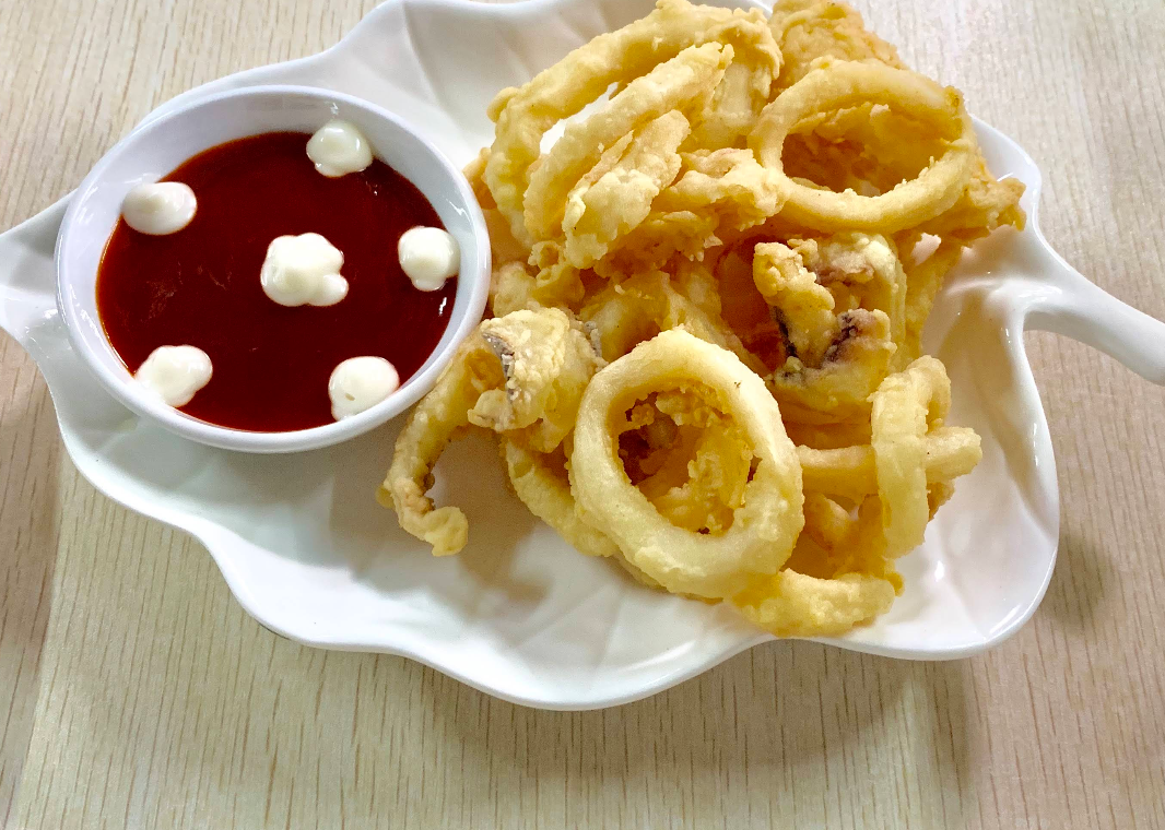 Golden calamari rings with sauce